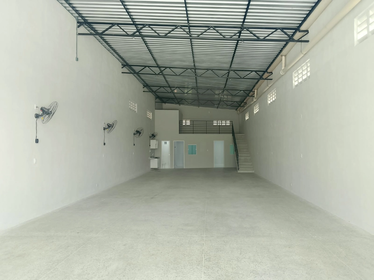 Excelente Galpão, Com Sala de Escritório  Disponível Pra Locação